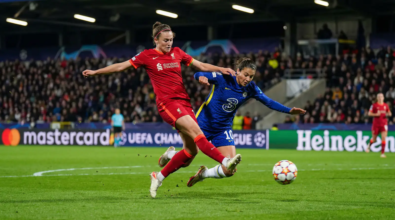 Vrouwenvoetballers in actie tijdens een Champions League-wedstrijd